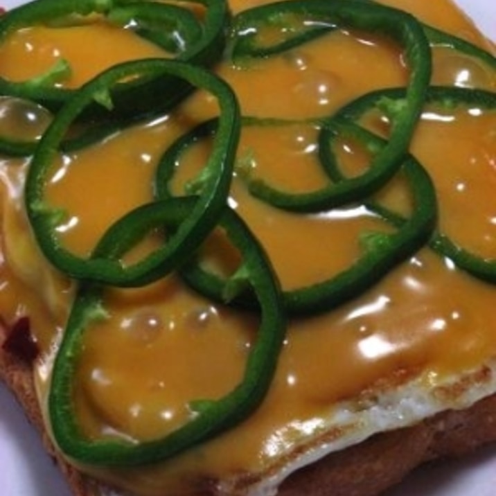 朝食、ランチに　卵とピーマンのチーズトースト